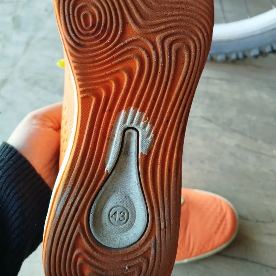 کتونی چمنی سالنی