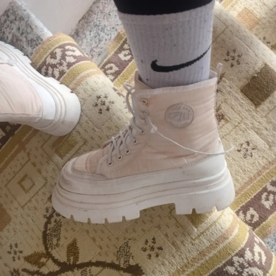 بوت سفید و کرم