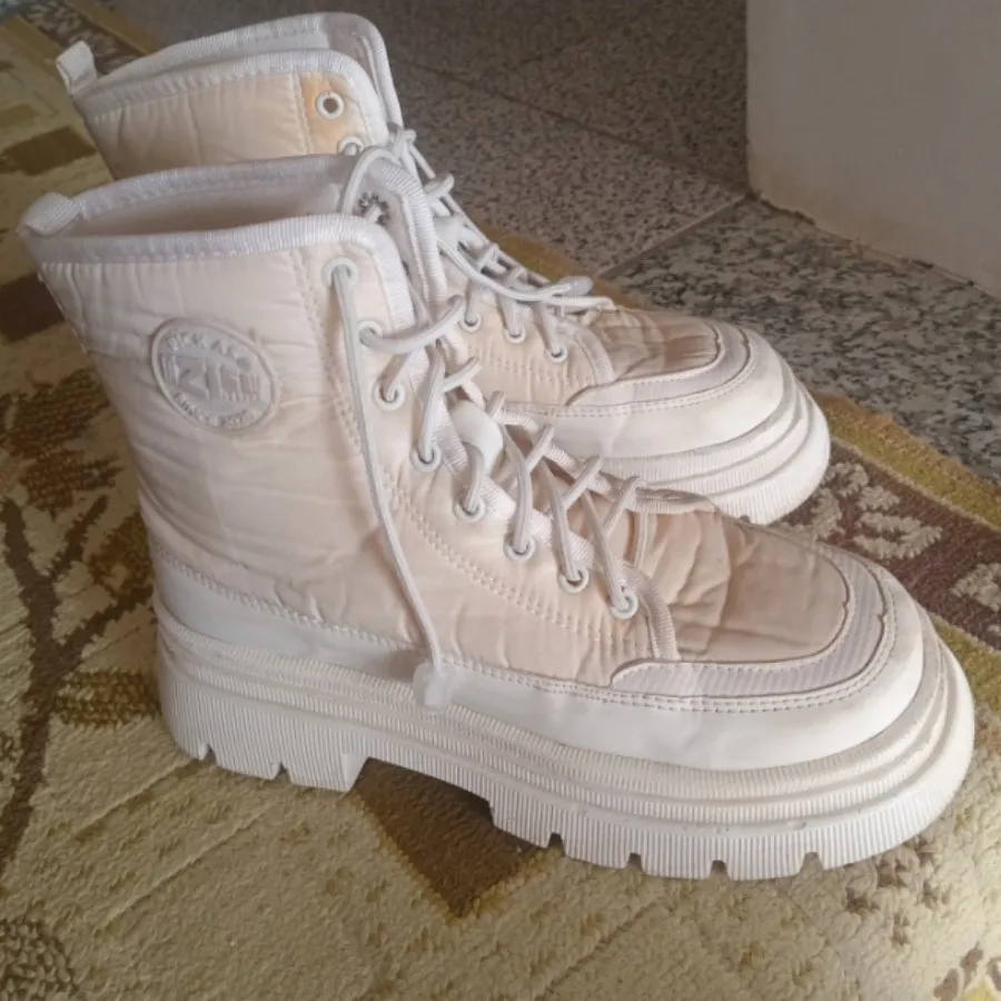 بوت سفید و کرم