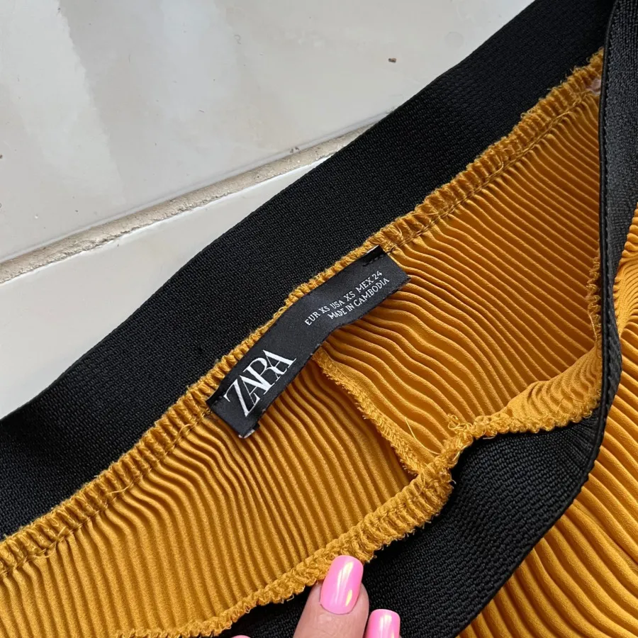 شلوار پلیسه Zara