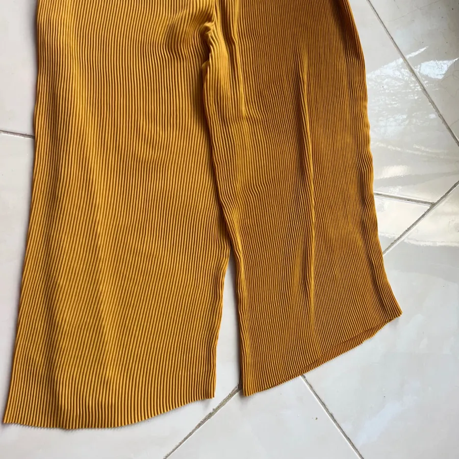 شلوار پلیسه Zara