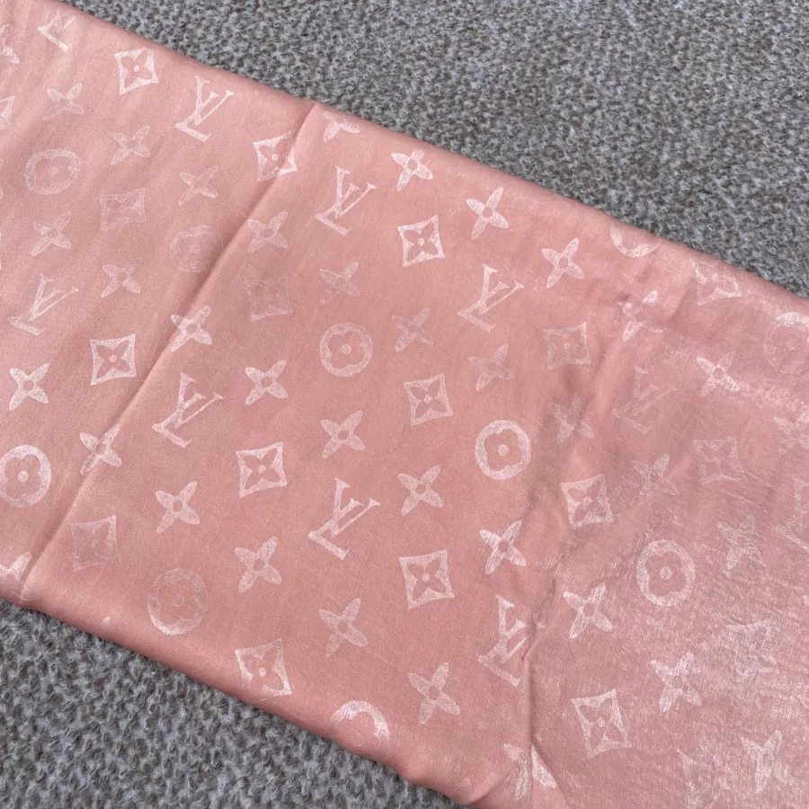 شال LV