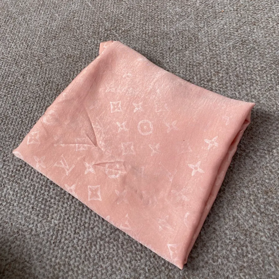 شال LV