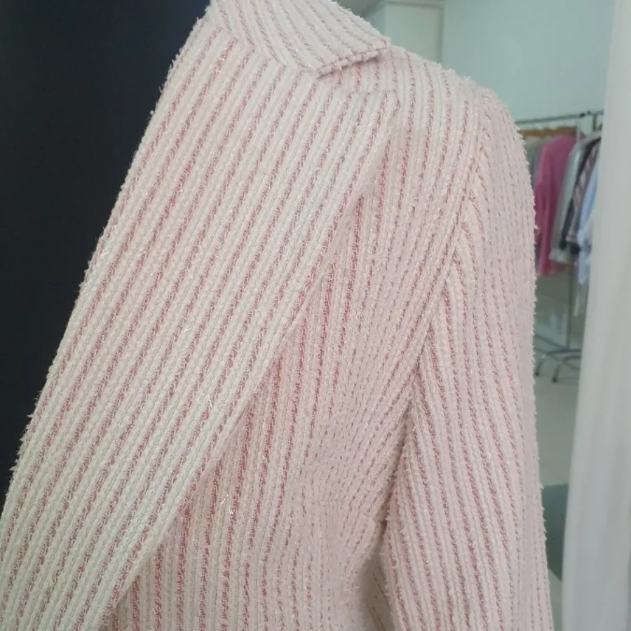 کت سفید پاییزه