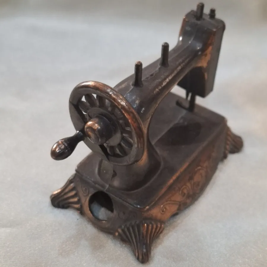 مجسمه چرخ خیاطی