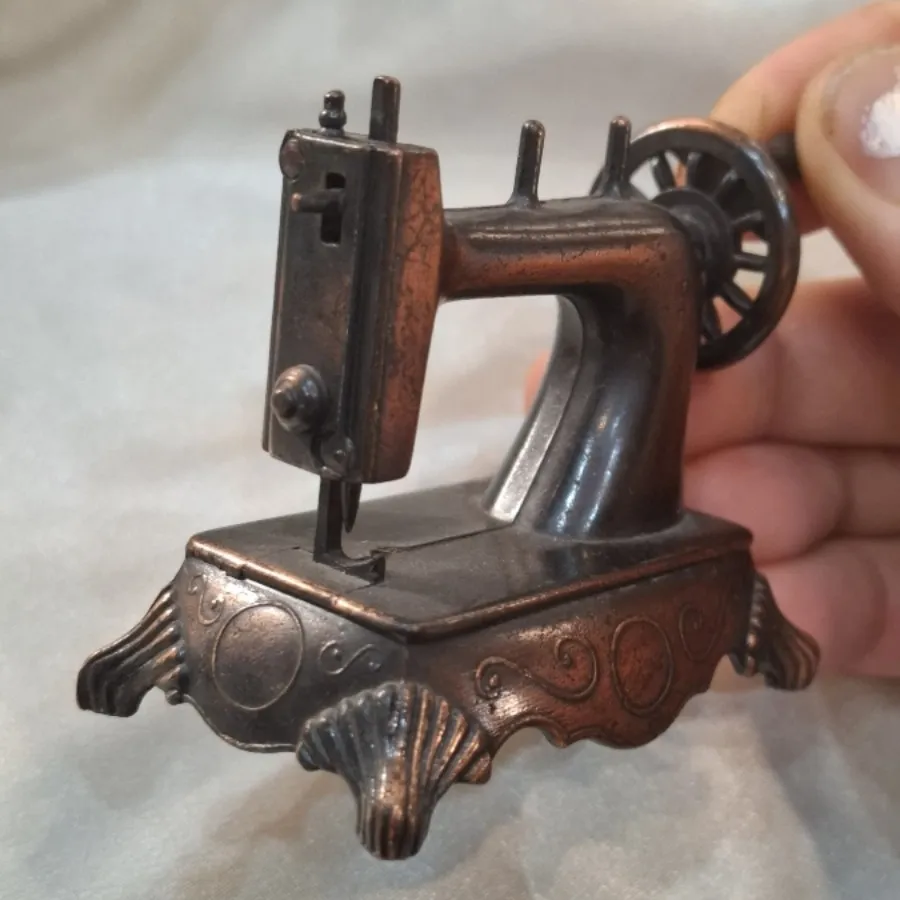 مجسمه چرخ خیاطی