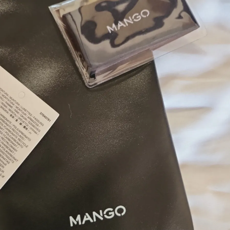 جا عینکی مگنتی Mango