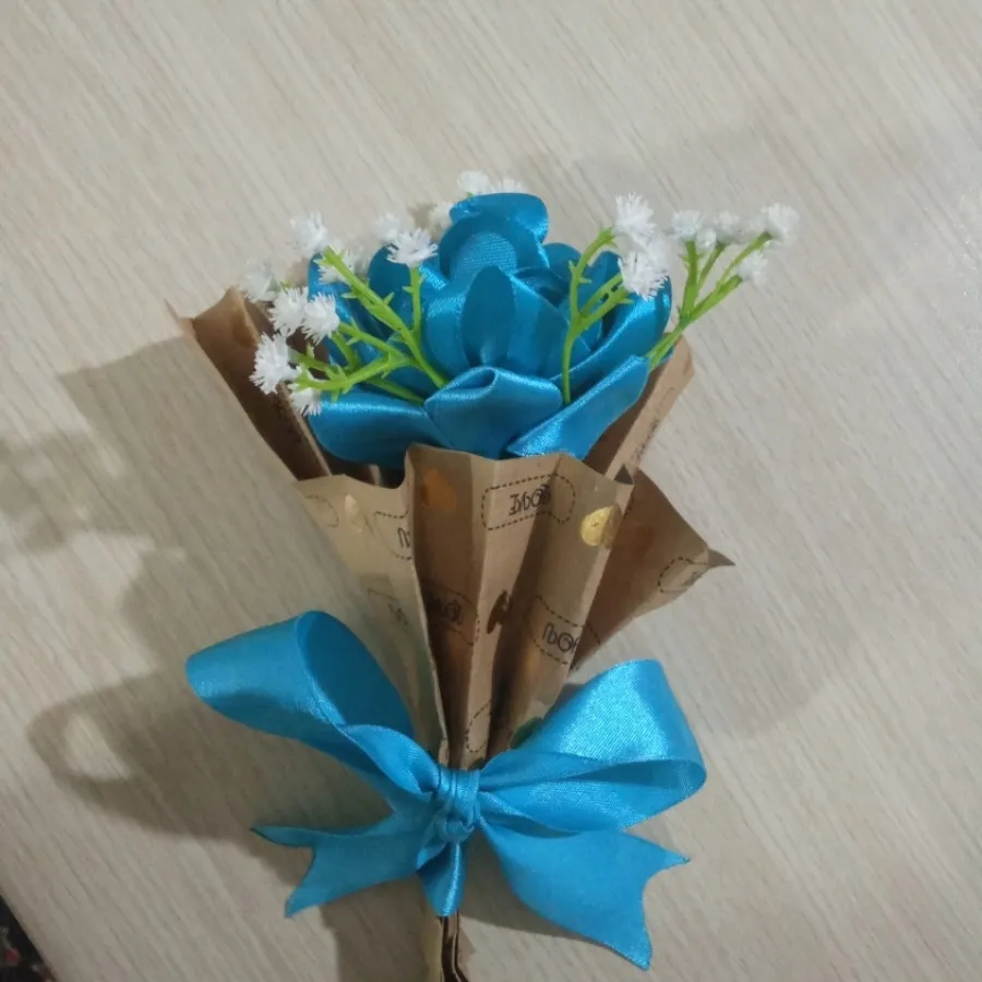 گل رز روبانی