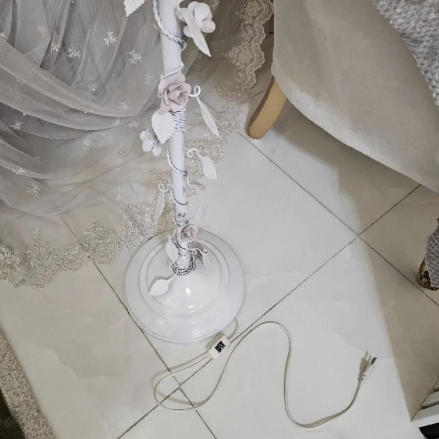 آباژور ایستاده