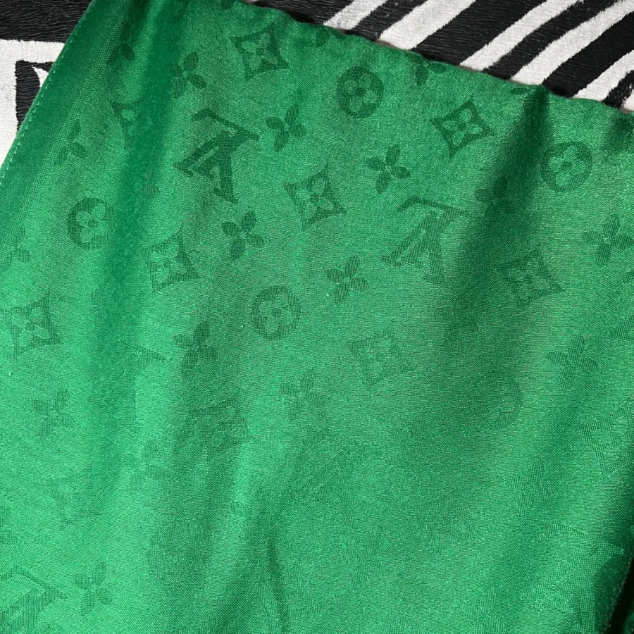 شال لویی ویتون