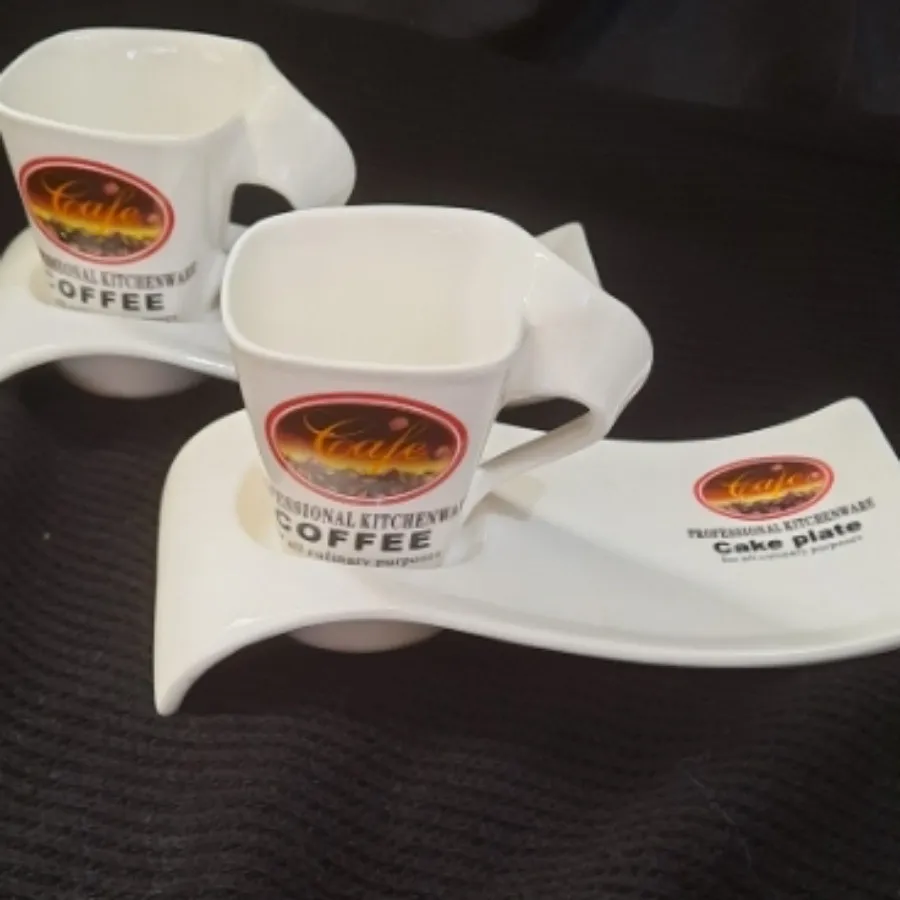 فنجان با کیک خوری