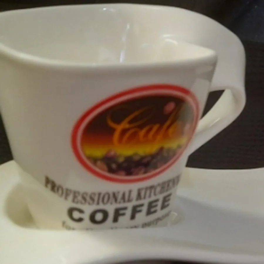 فنجان با کیک خوری