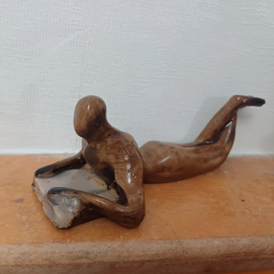 مجسمه رومیزی پسر کتابخوان