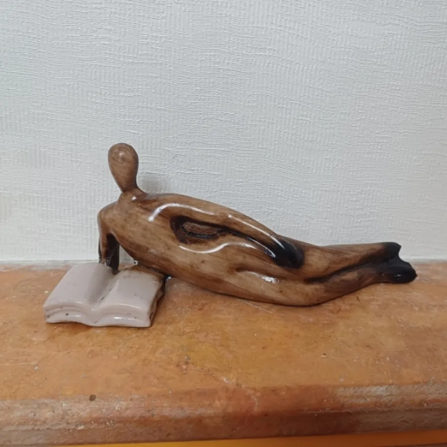 مجسمه رومیزی پسر کتابخوان