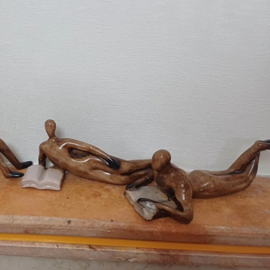 مجسمه رومیزی پسر کتابخوان