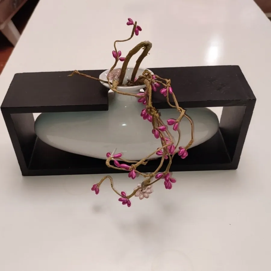 گلدان سرامیکی با قاب چوبی