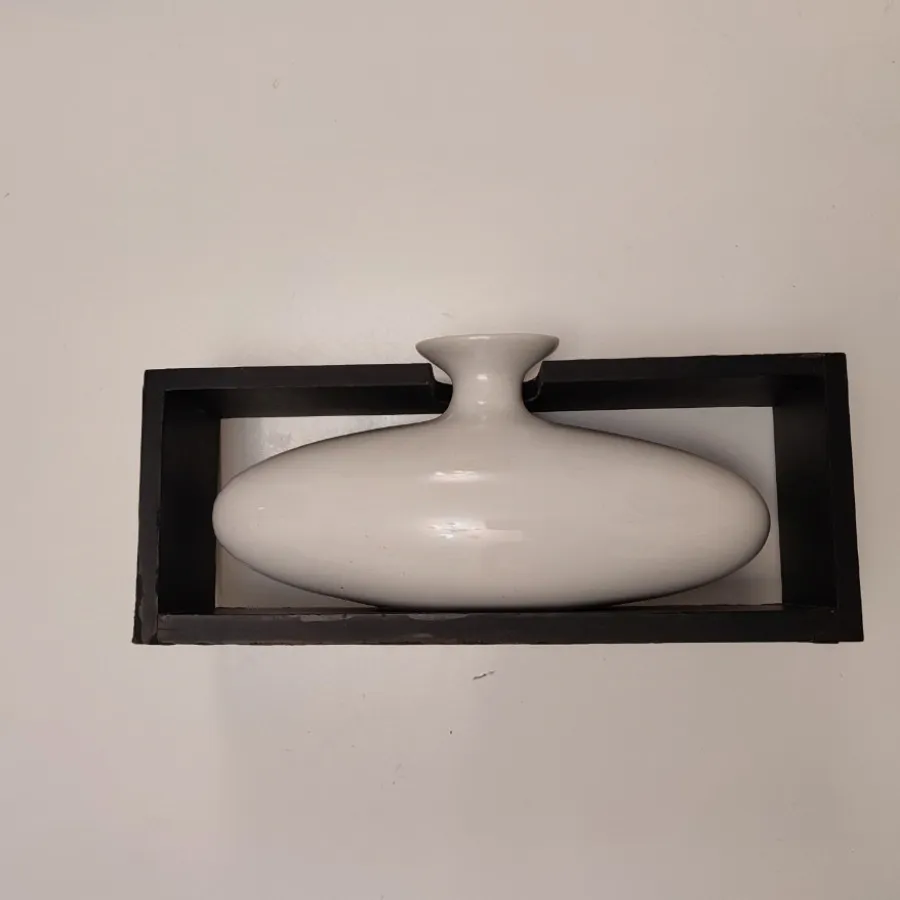 گلدان سرامیکی با قاب چوبی