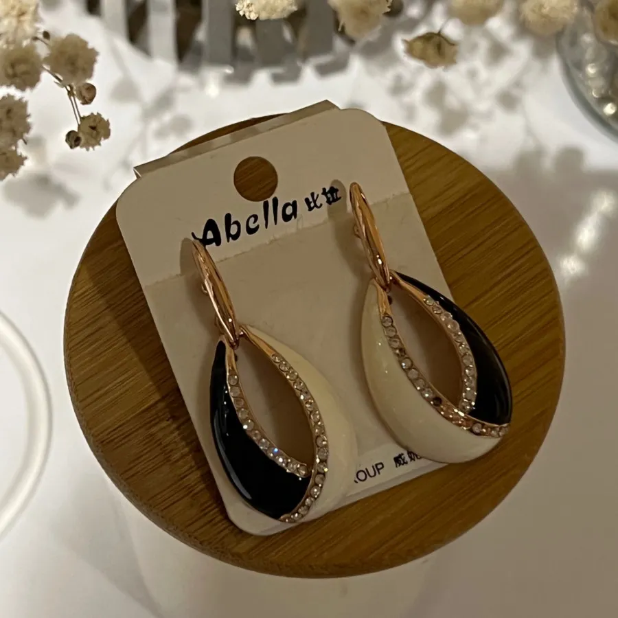 گوشواره سیاه سفید