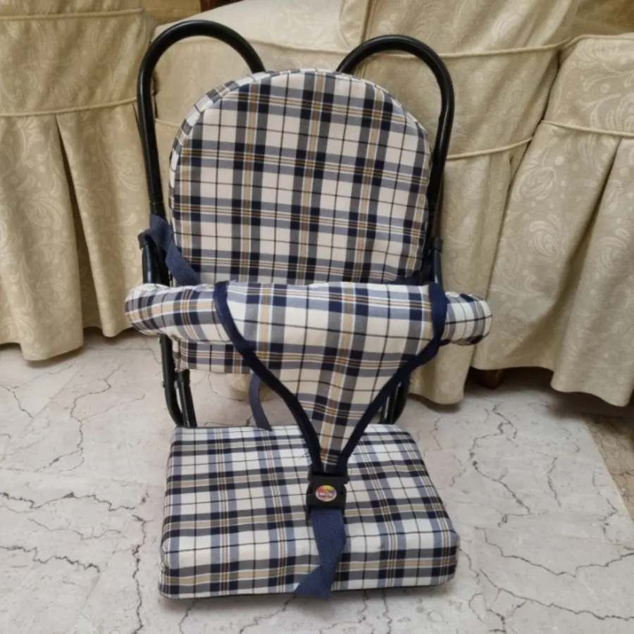 صندلی نشسته بچه