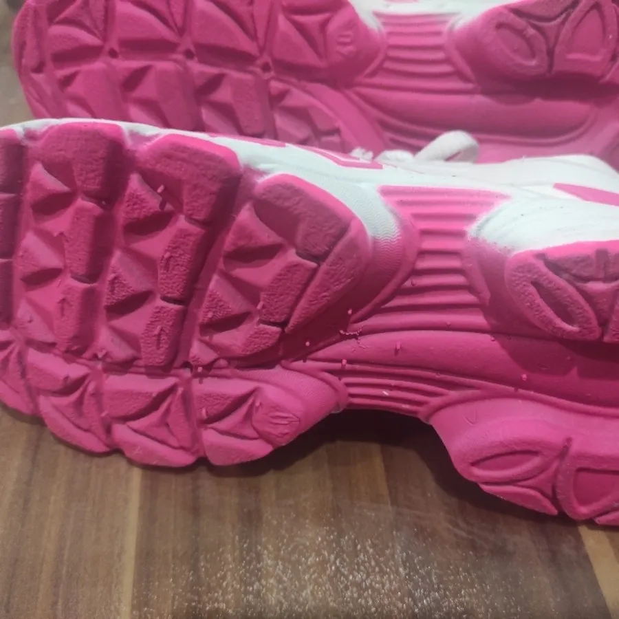 کفش سفید صورتی