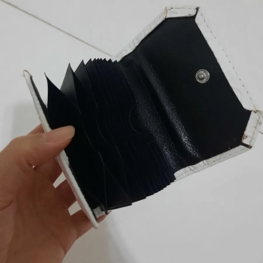 جاکارتی چرم سفید