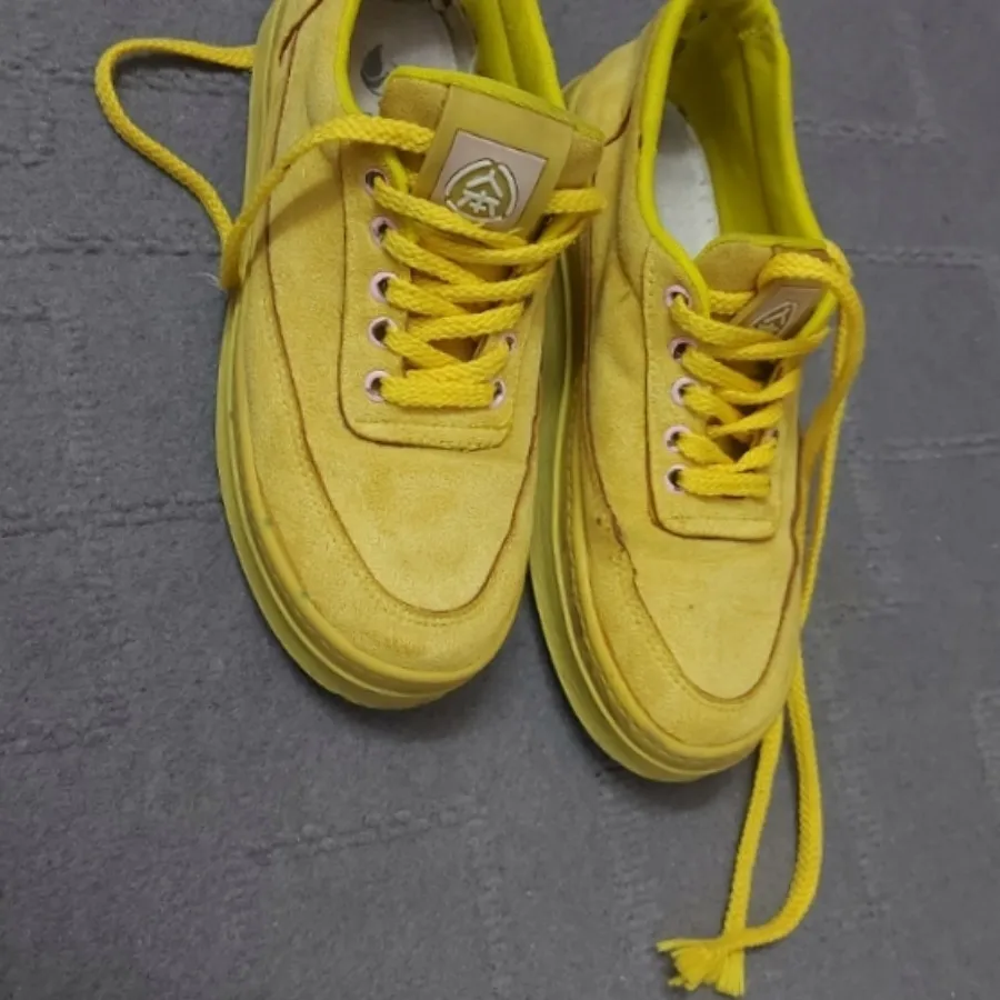 کفش کتانی زرد سوییت