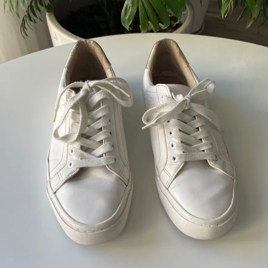 کتونی سفید برشکا