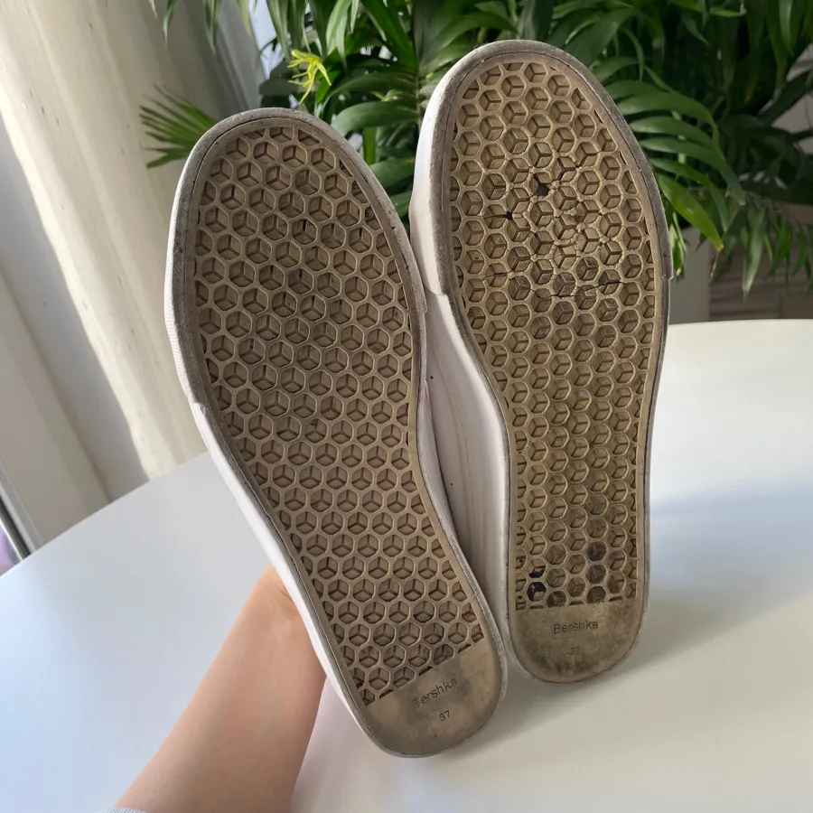 کتونی سفید برشکا