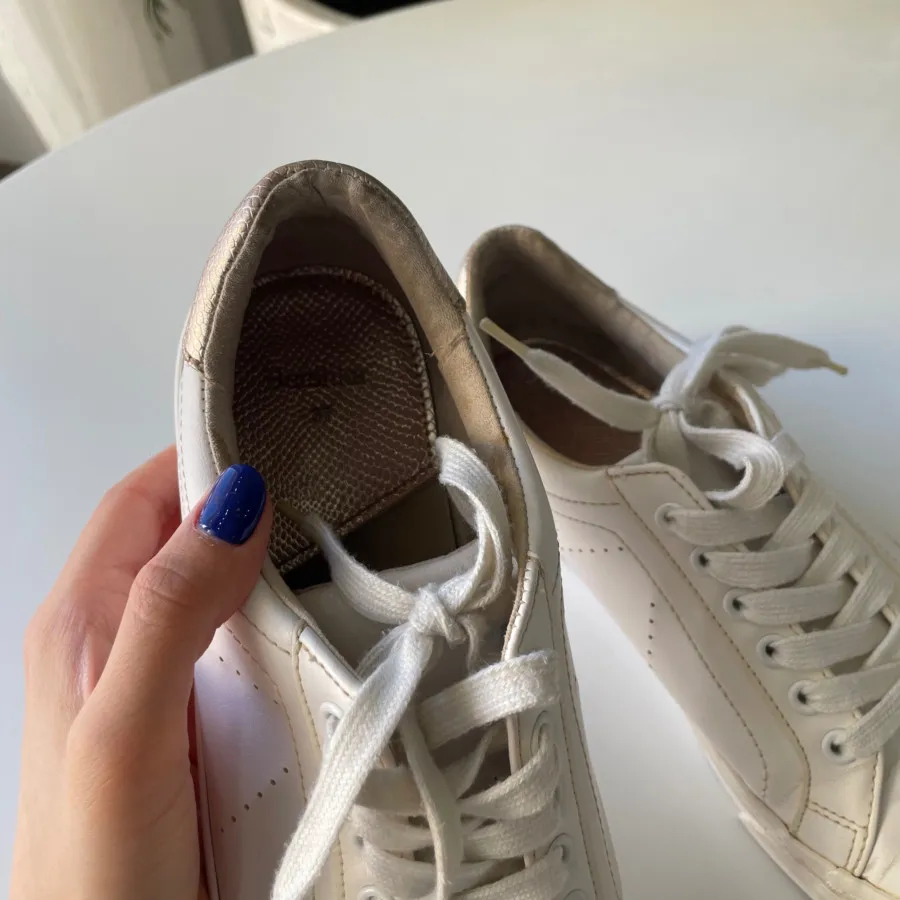 کتونی سفید برشکا