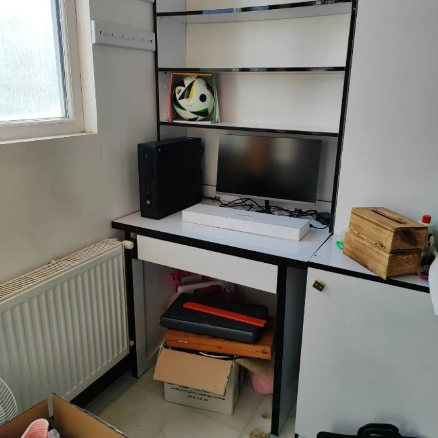 میز کامپیوتر و کتاب خانه