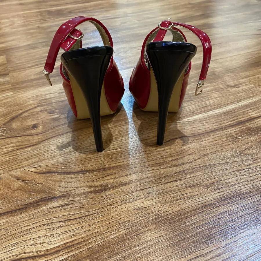 کفش پاشنه بلند زرشکی