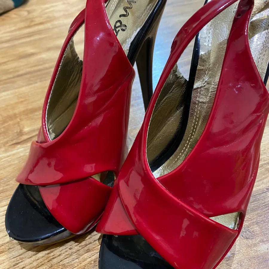 کفش پاشنه بلند زرشکی