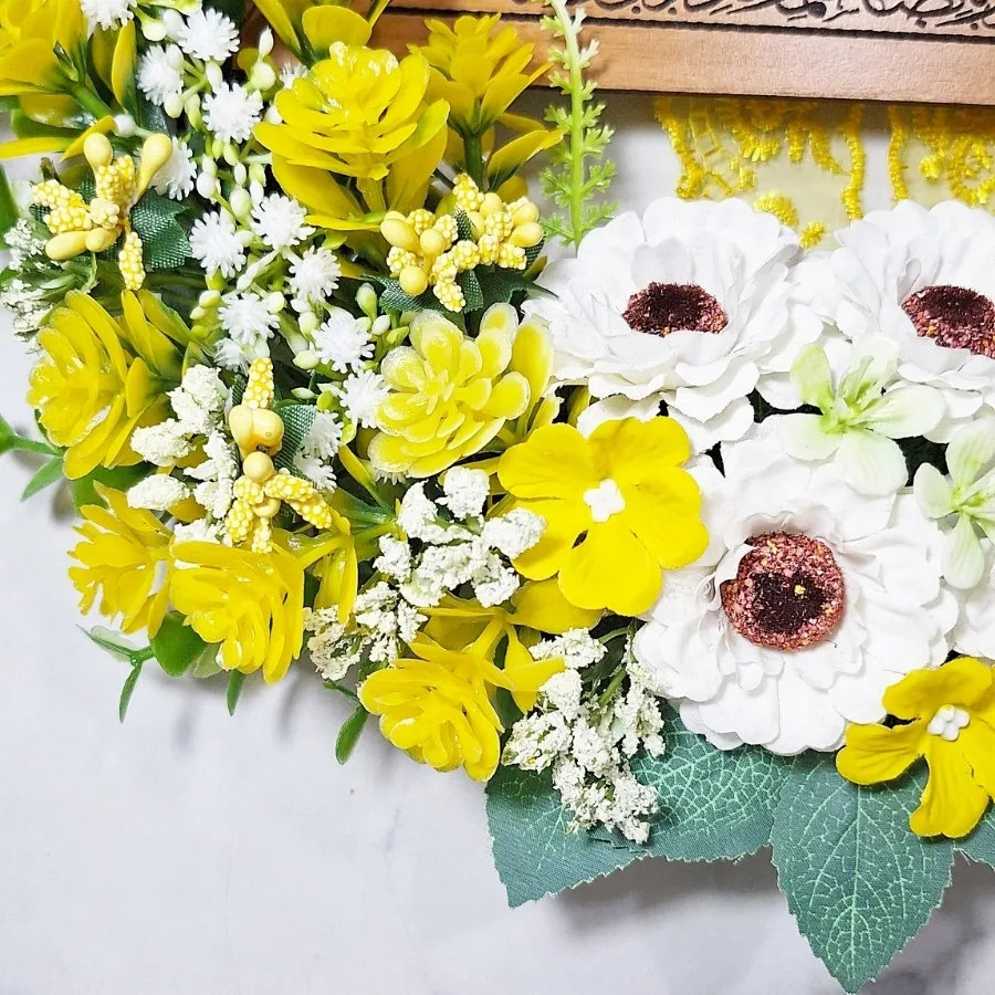 حلقه گل پشت دری