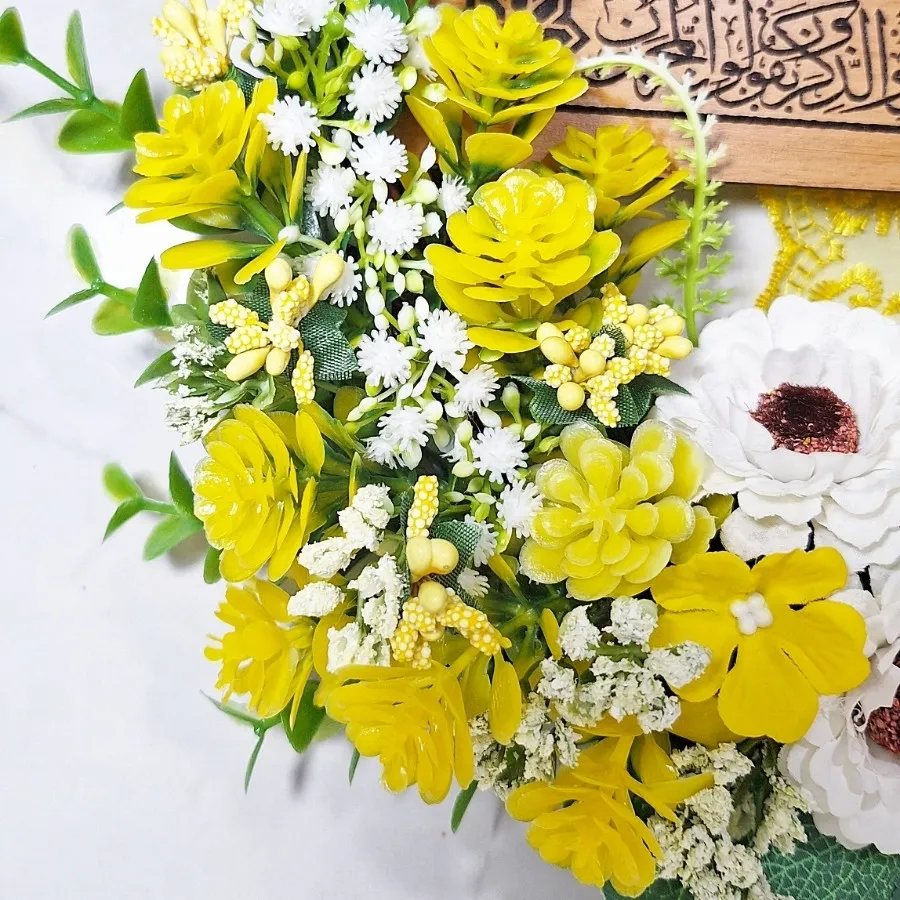 حلقه گل پشت دری