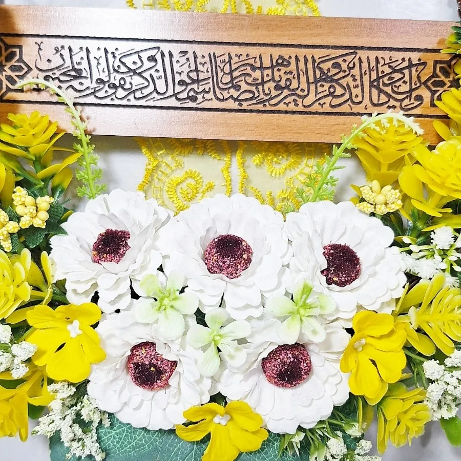 حلقه گل پشت دری