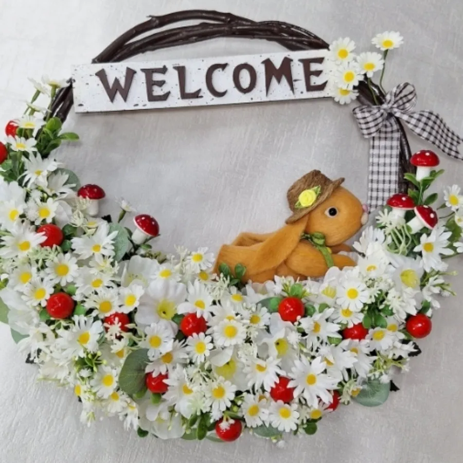 حلقه گل پشت دری