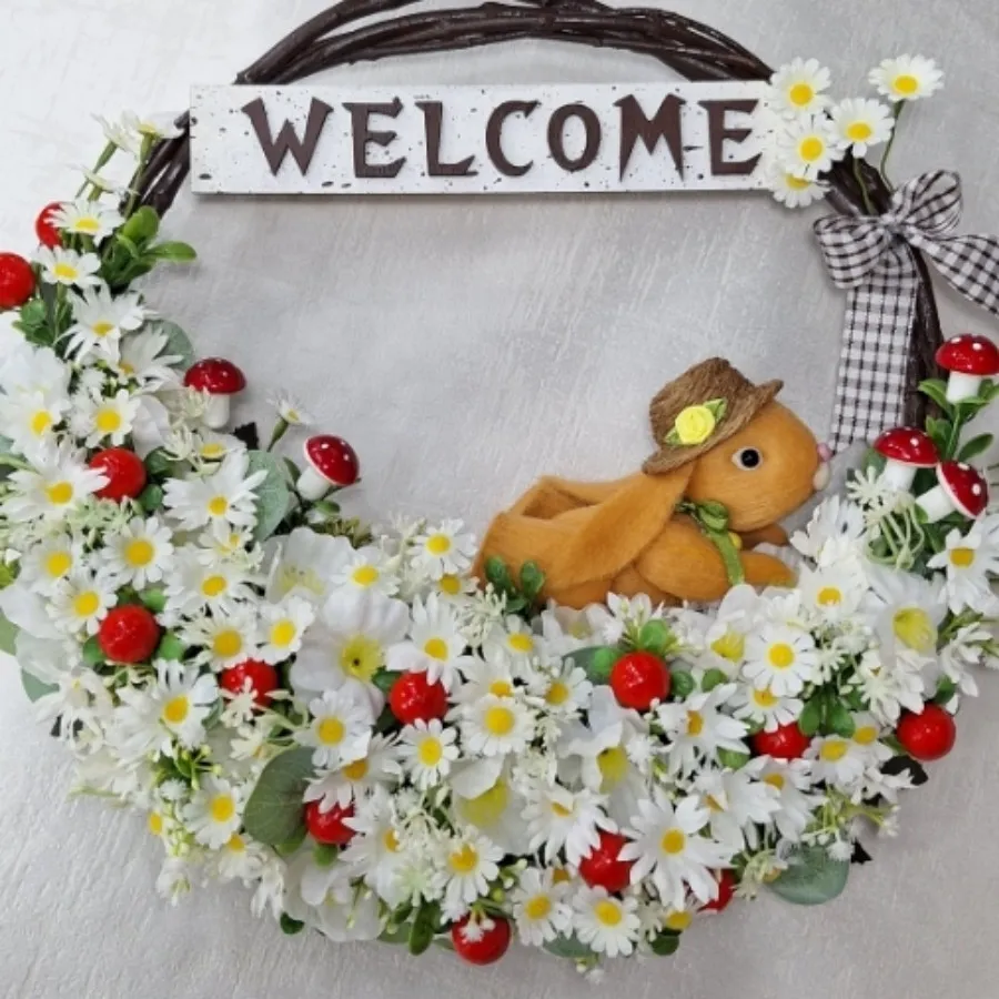 حلقه گل پشت دری