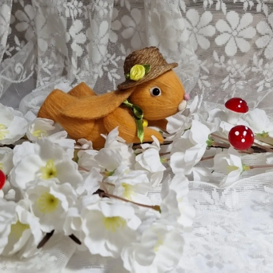 حلقه گل پشت دری