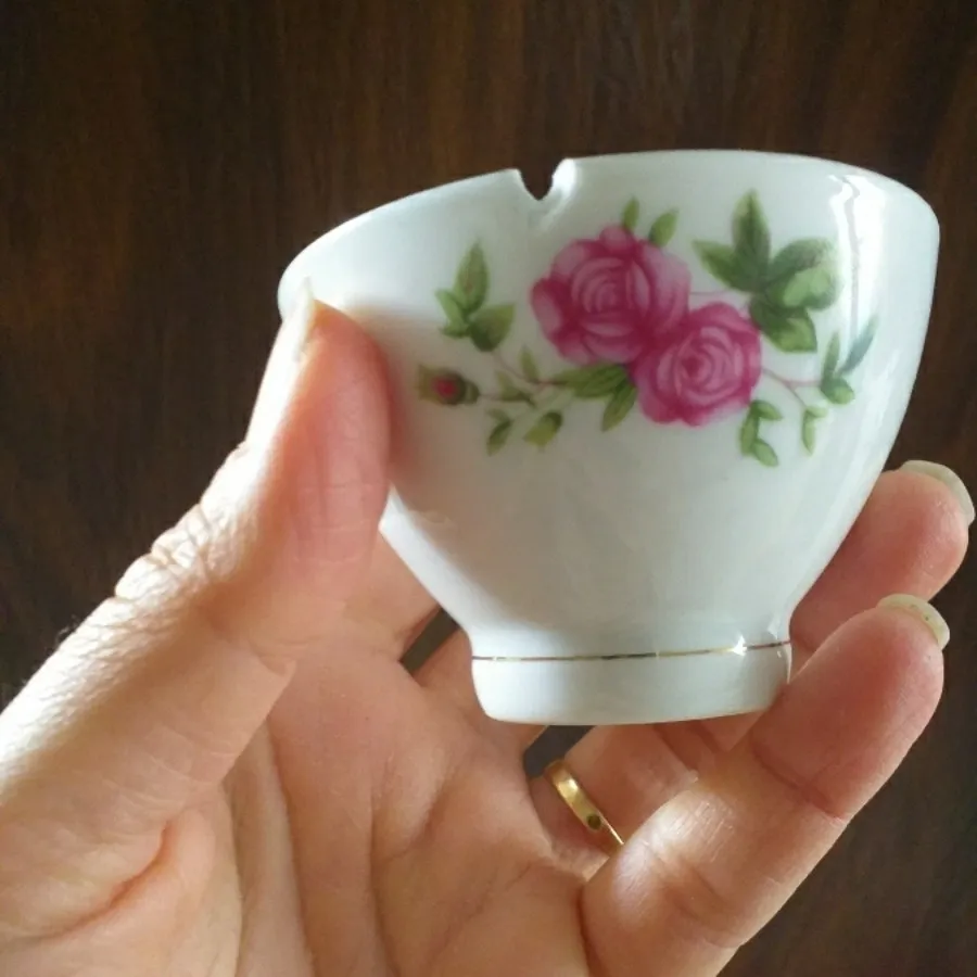 پیاله گل قرمز قدیمی