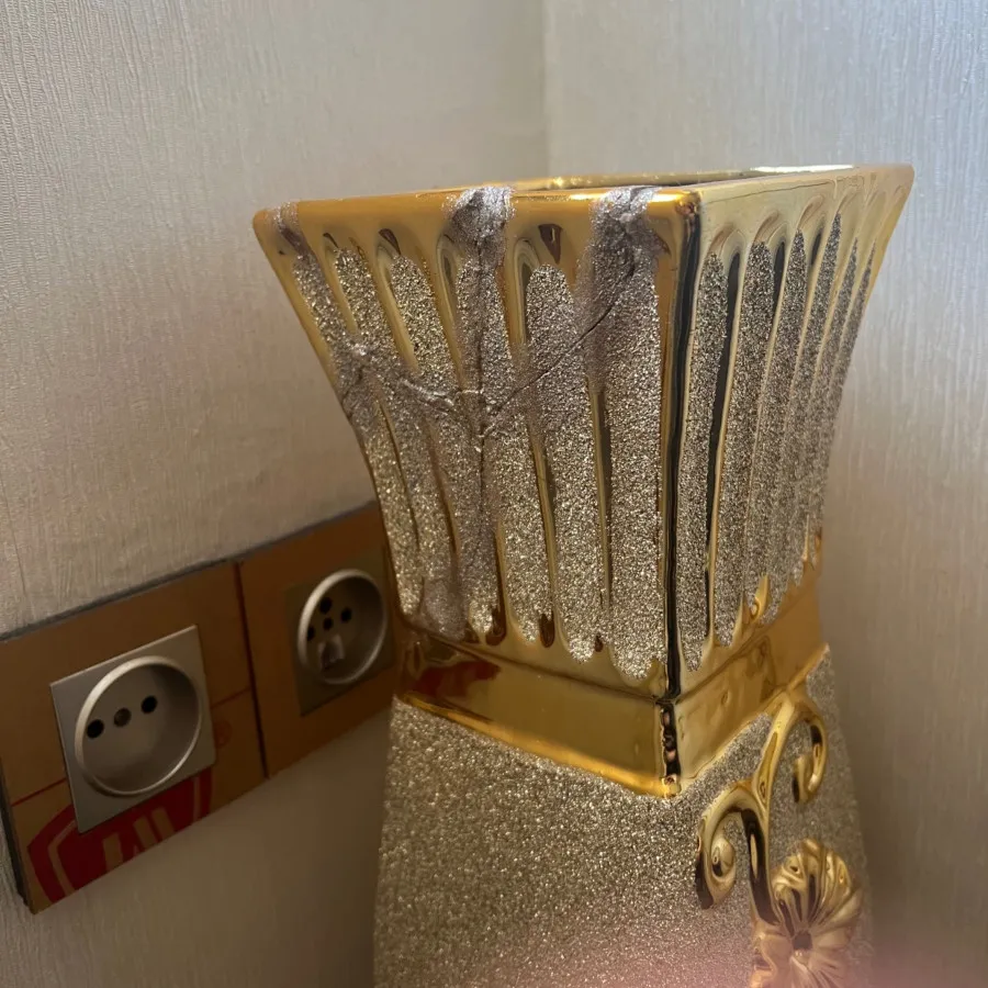 گلدان کنارسالنی