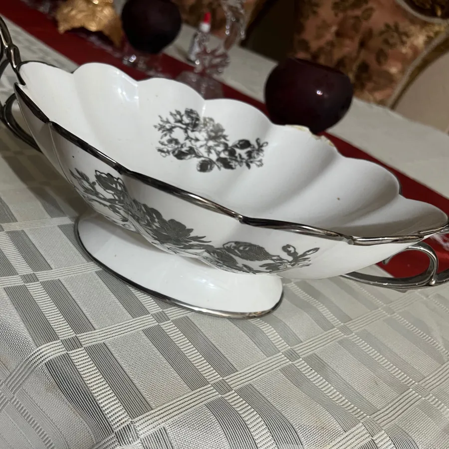 اجیل خوری و شیرینی خوری