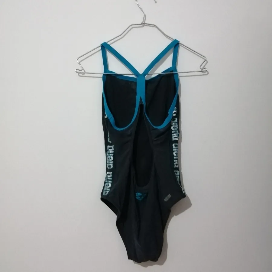 مایو شنا .استخر