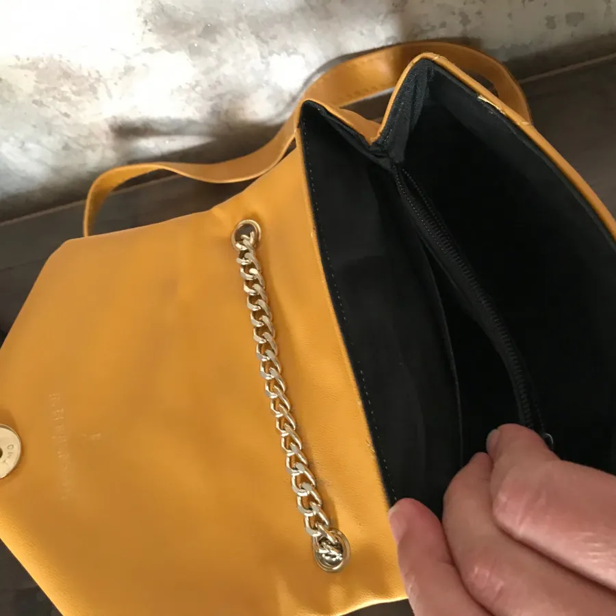 کیف خردلی زنجیر دار