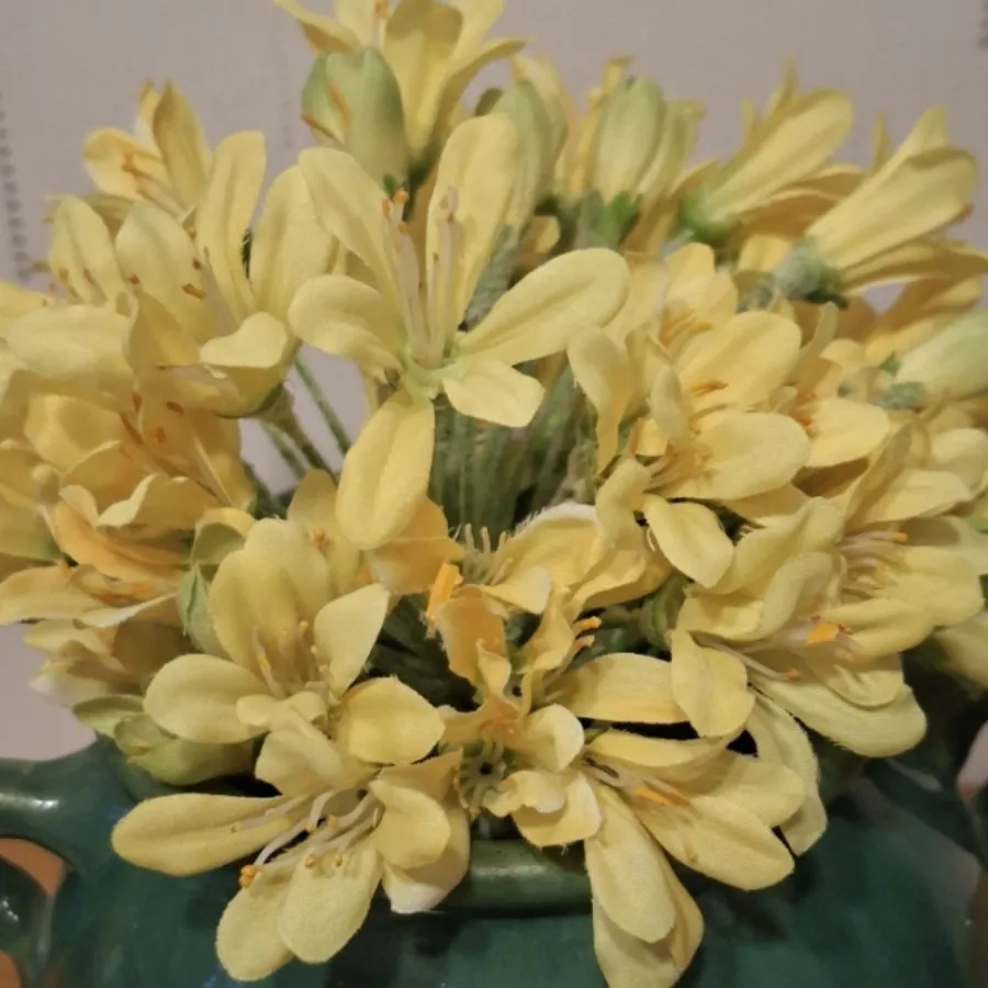 گلدان با گل مصنوعی