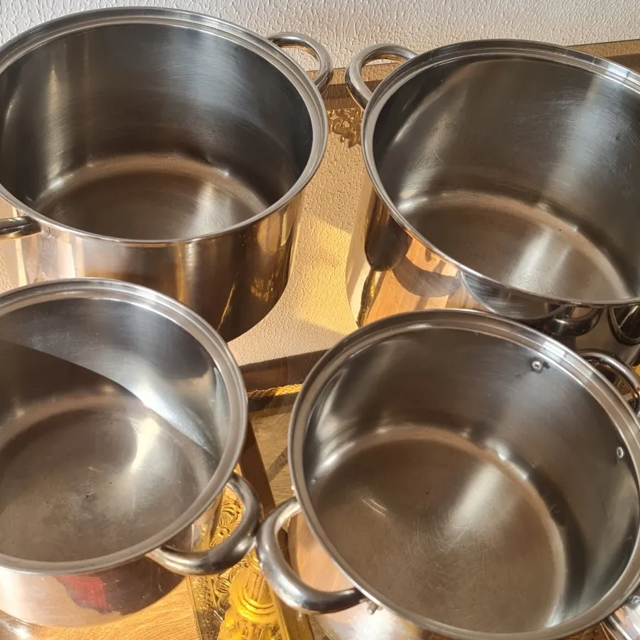 قابلمه یا دیگ 8 پارچه است