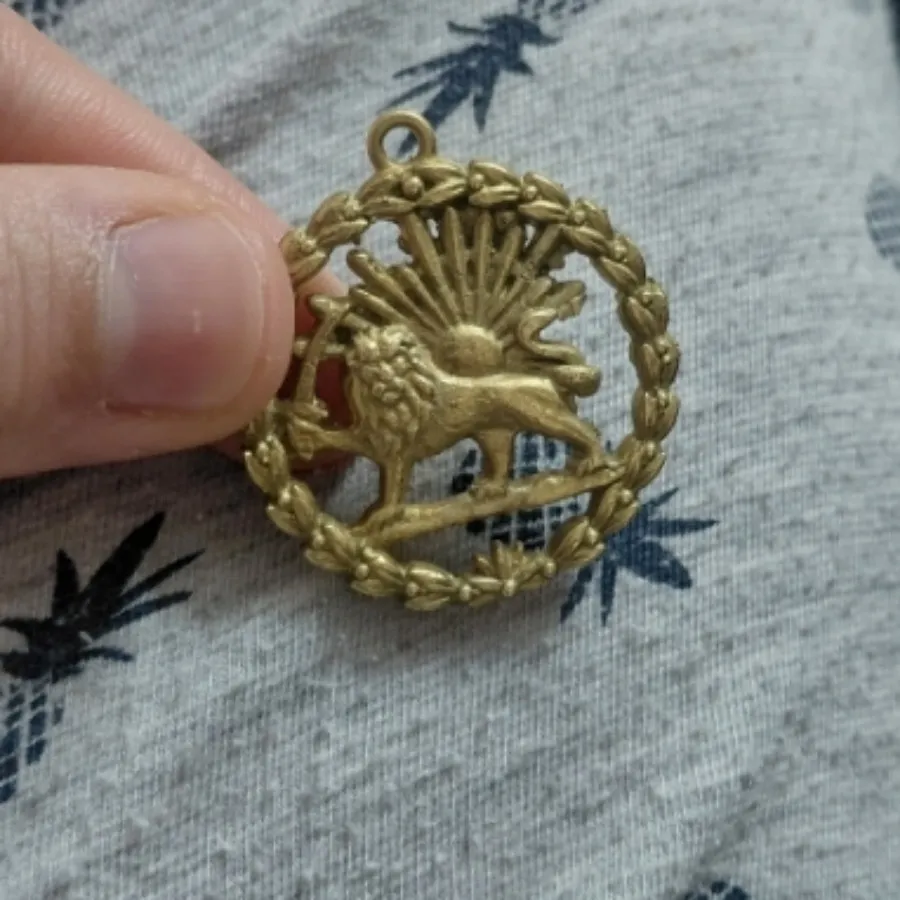 نشان شیروخورشید برنجی