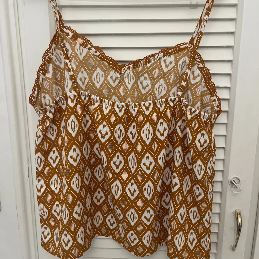 تاپ با لبه دانتل