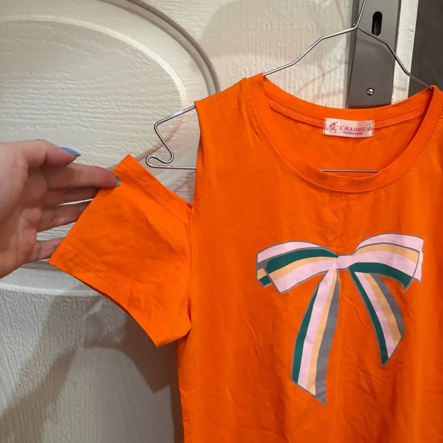 تیشرت سر شانه باز