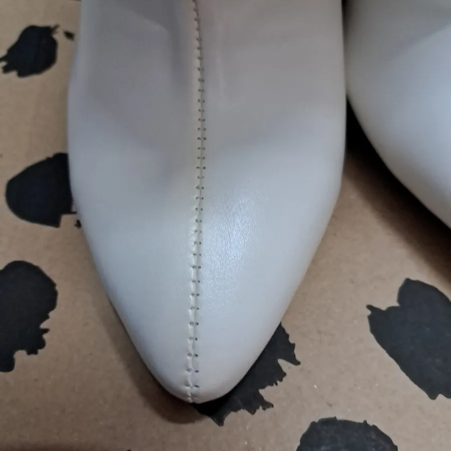 بوت خارجی سفید