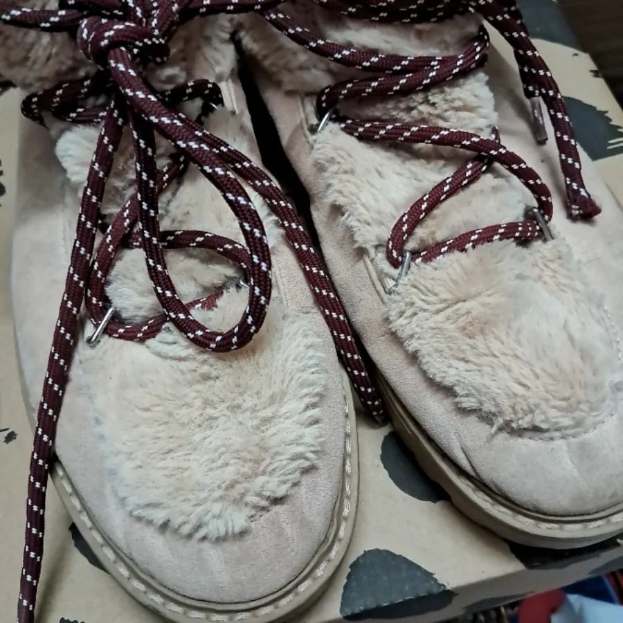 بوت جذاب استرادیواریوس